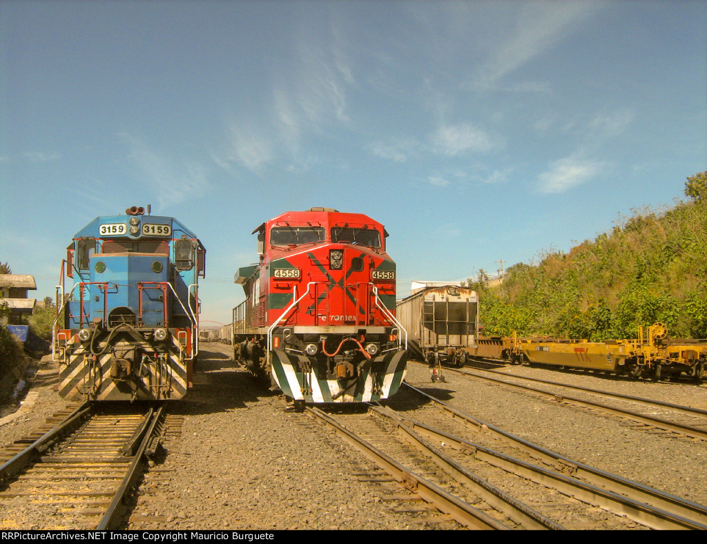 FXE AC4400 & SD40-2 in Guadalajara yard